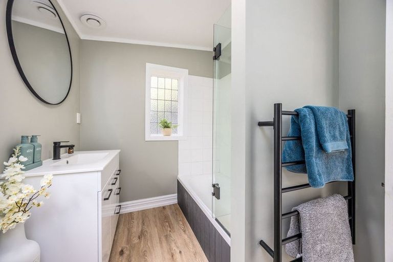 Photo of property in 8 Craigbank Avenue, New Lynn, Auckland, 0600