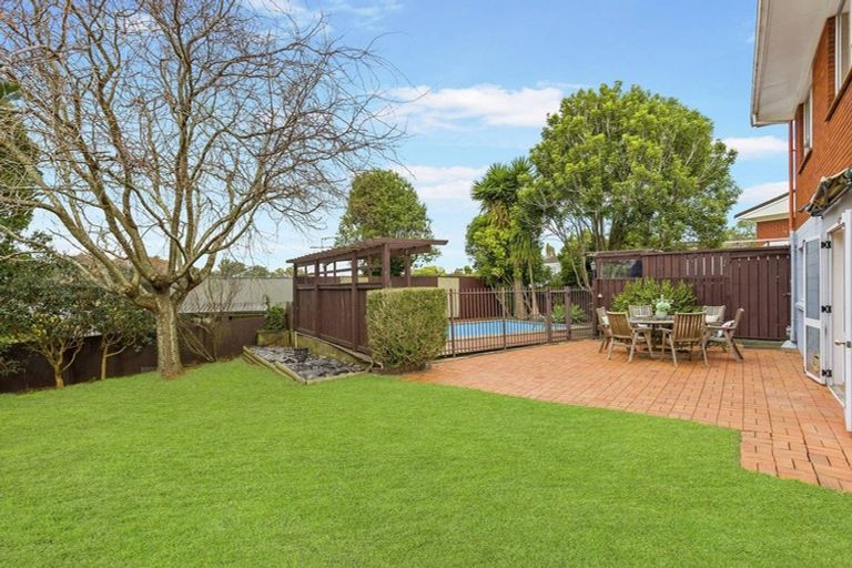 Photo of property in 18 Leewood Place, Pakuranga Heights, Auckland, 2010