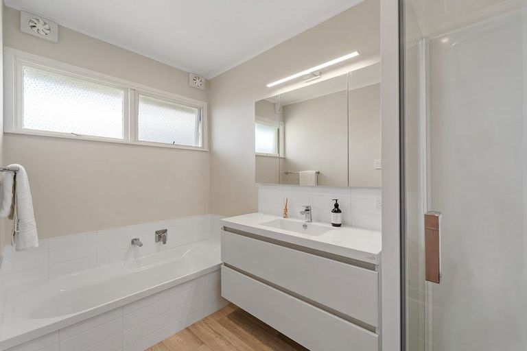 Photo of property in 10 Fairway Avenue, Red Beach, 0932