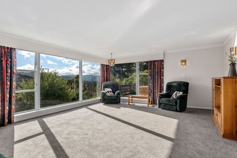 Photo of property in 15 Ecclesfield Grove, Silverstream, Upper Hutt, 5019