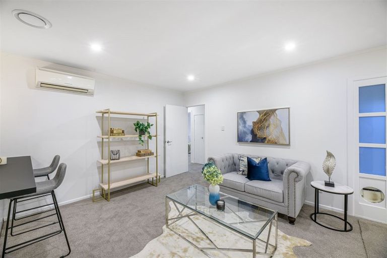 Photo of property in 8 Thuja Street, Green Bay, Auckland, 0604