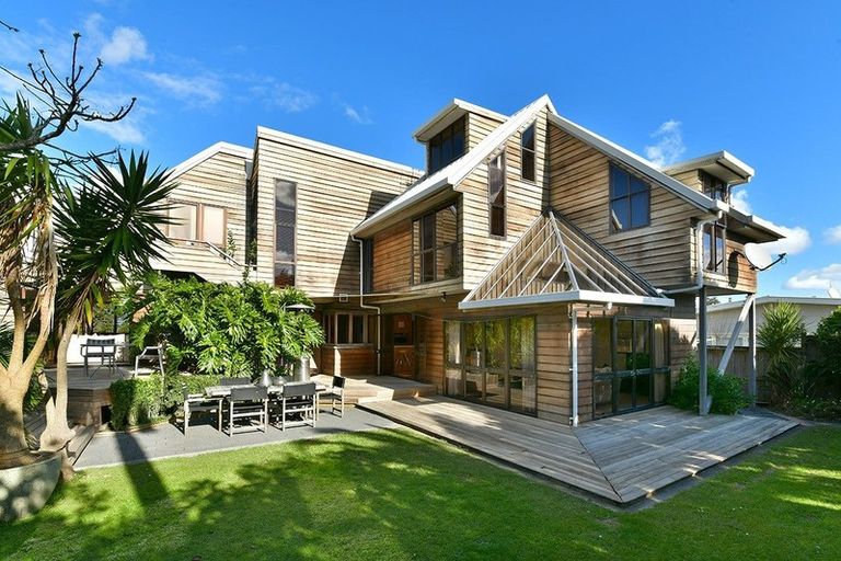 Photo of property in 8 View Road, Campbells Bay, Auckland, 0630