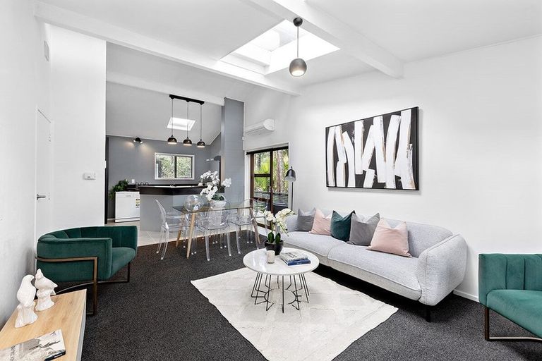 Photo of property in 1/9a Wyvern Place, Glenfield, Auckland, 0629