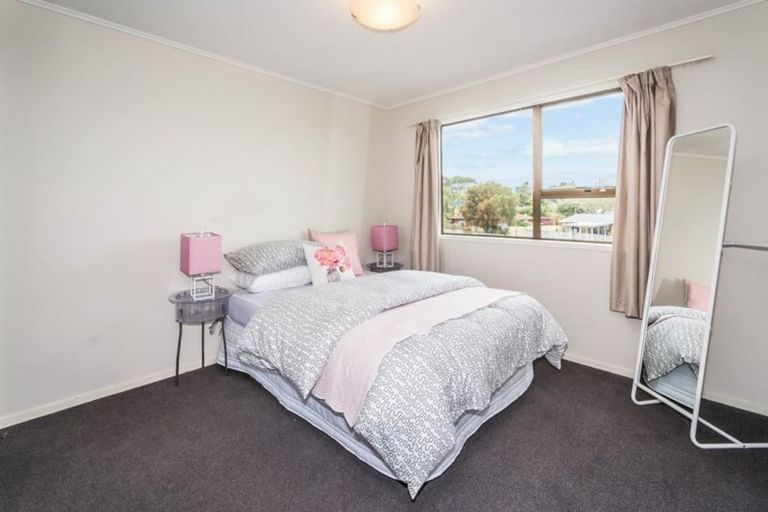 Photo of property in 4 St Catherine Crescent, West Harbour, Auckland, 0618