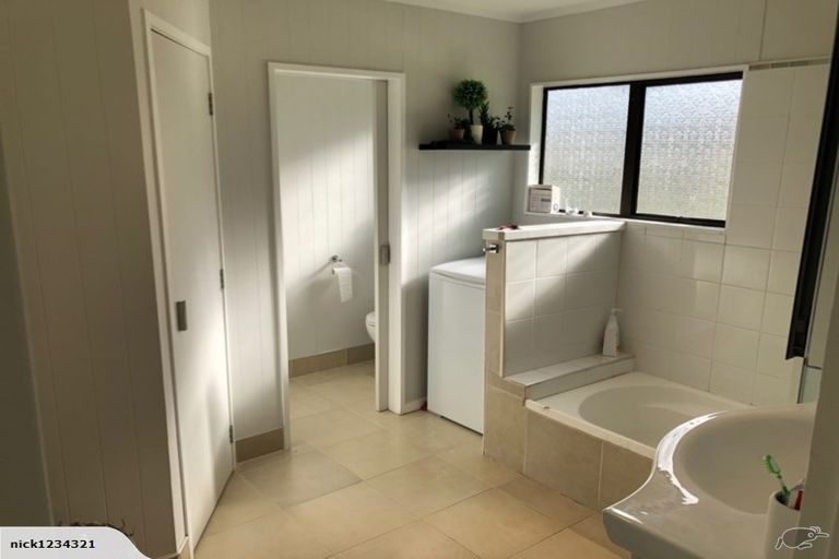 Photo of property in 2 Millen Place, Clarks Beach, 2122