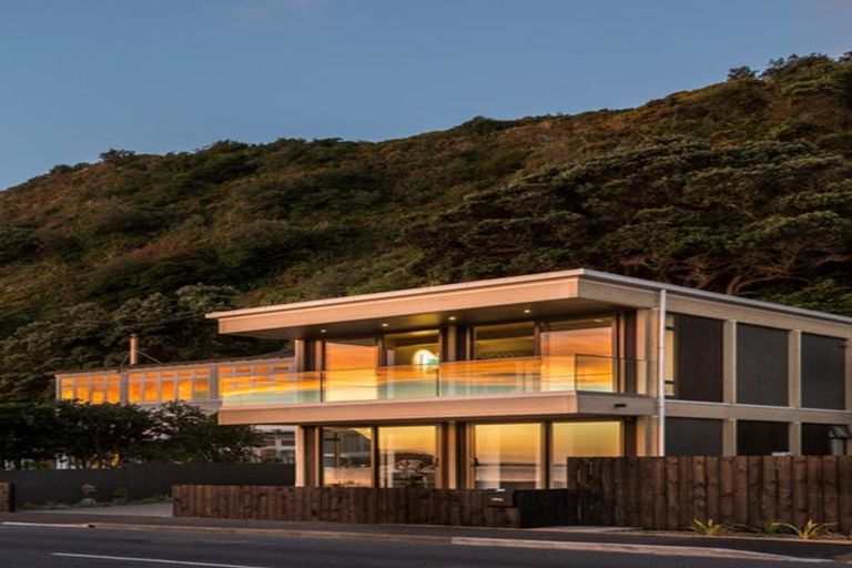 Photo of property in 196 The Esplanade, Island Bay, Wellington, 6023