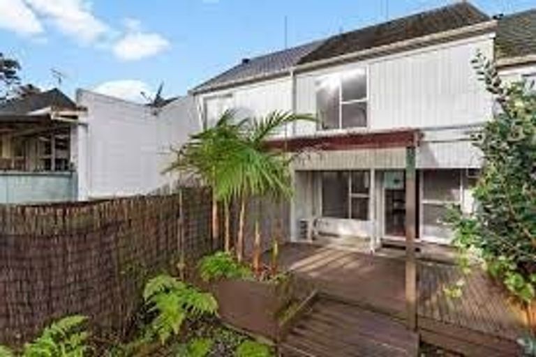 Photo of property in 5/106 West Coast Road, Glen Eden, Auckland, 0602