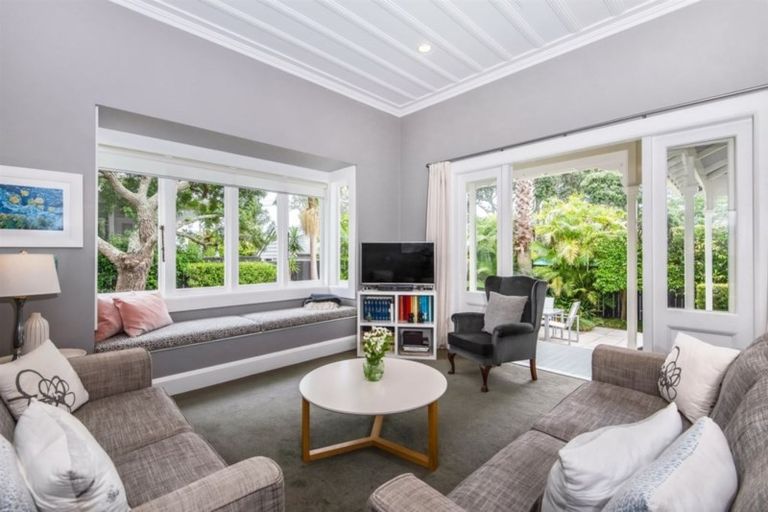 Photo of property in 33 Summer Street, Stanley Point, Auckland, 0624