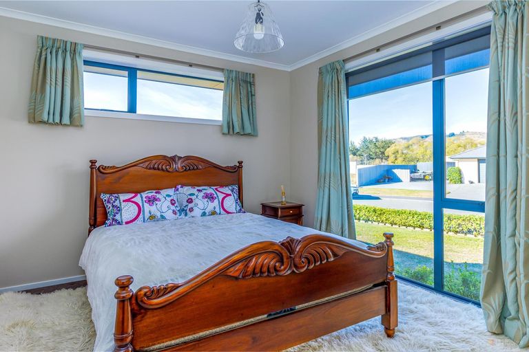 Photo of property in 1 Eric Batchelor Place, Waimate, 7924