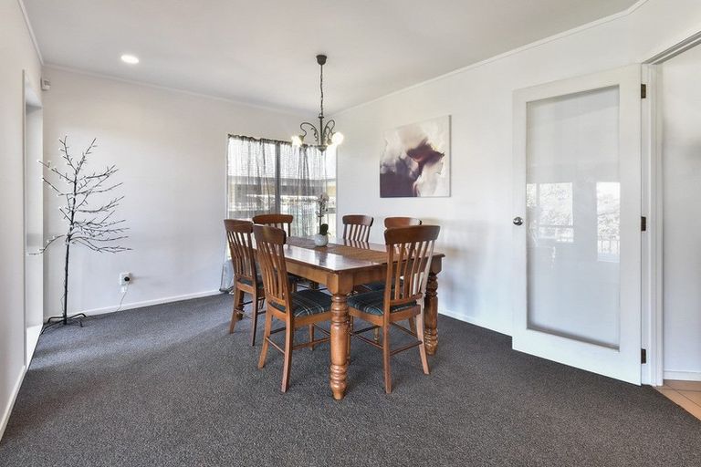 Photo of property in 25 Reynard Terrace, Conifer Grove, Takanini, 2112