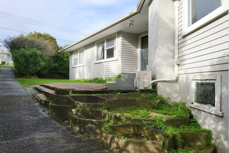 Photo of property in 27 Lynda Avenue, Paparangi, Wellington, 6037