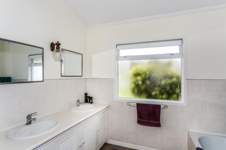 Photo of property in 120 Racecourse Road, Waiuku, 2123