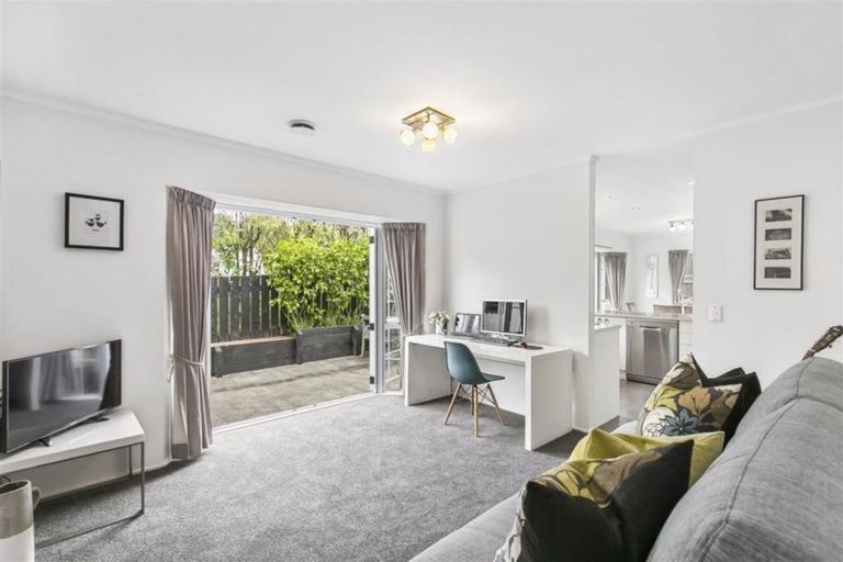 Photo of property in 2/6 Strabo Place, Windsor Park, Auckland, 0632