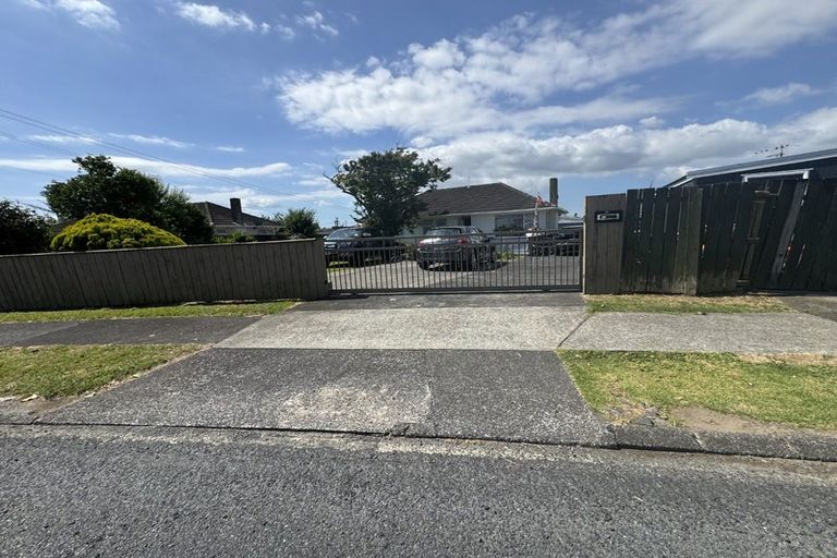 Photo of property in 10 Raglan Street, Mangere East, Auckland, 2024