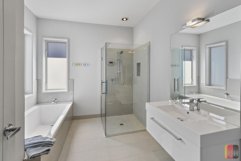 Photo of property in 2 Portofino Point, Karaka, Papakura, 2113