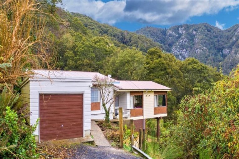 Photo of property in 30 Village Loop Road, Waipori Falls, Outram, 9073
