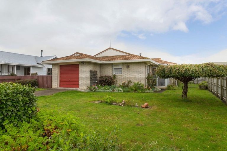 Photo of property in 5 Gladstone Street, Dannevirke, 4930