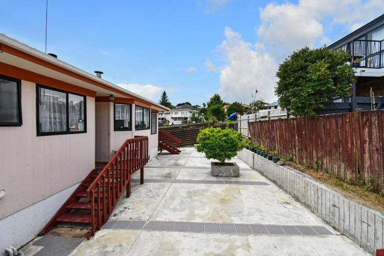 Photo of property in 11 Melia Grove, Goodwood Heights, Auckland, 2105
