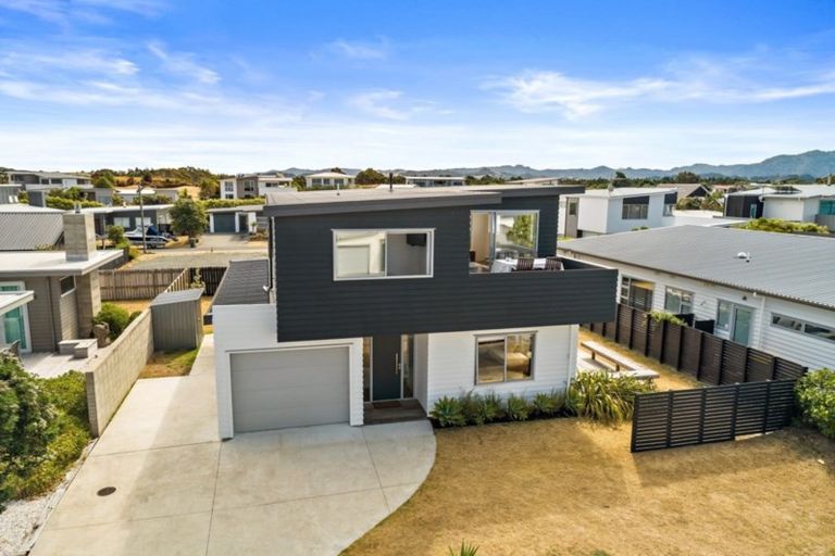 Photo of property in 10 Te Mauri Place, Omaha, 0986