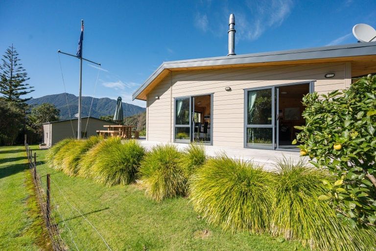 Photo of property in 2 Worlds End Road, Tennyson Inlet, 7195