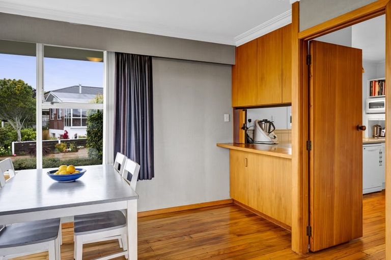 Photo of property in 14 Montana Place, Merrilands, New Plymouth, 4312