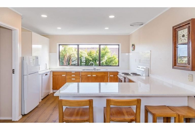 Photo of property in 1/82a Pupuke Road, Hillcrest, Auckland, 0627