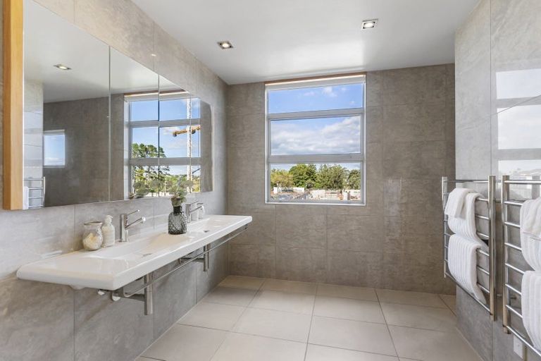 Photo of property in 11 Icarus Place, Half Moon Bay, Auckland, 2012