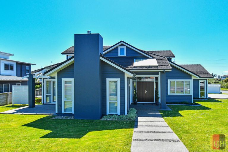 Photo of property in 2 Portofino Point, Karaka, Papakura, 2113