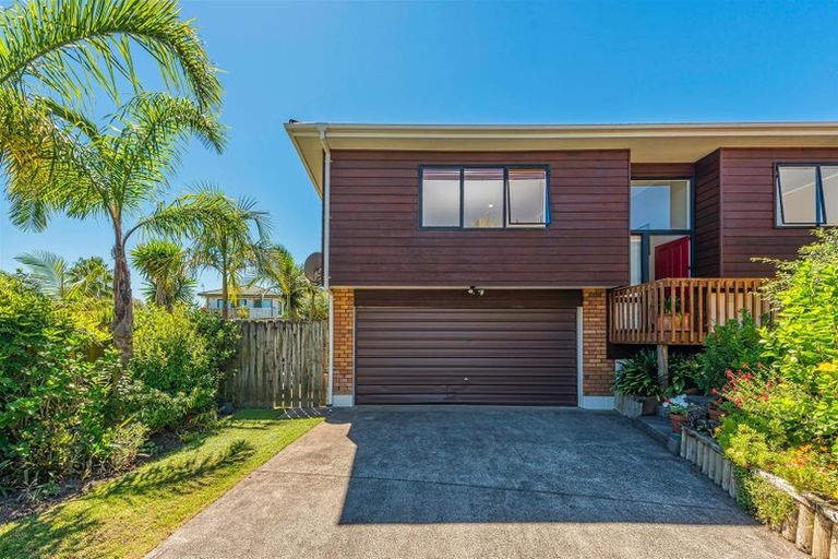 Photo of property in 2/1 Bass Street, West Harbour, Auckland, 0618