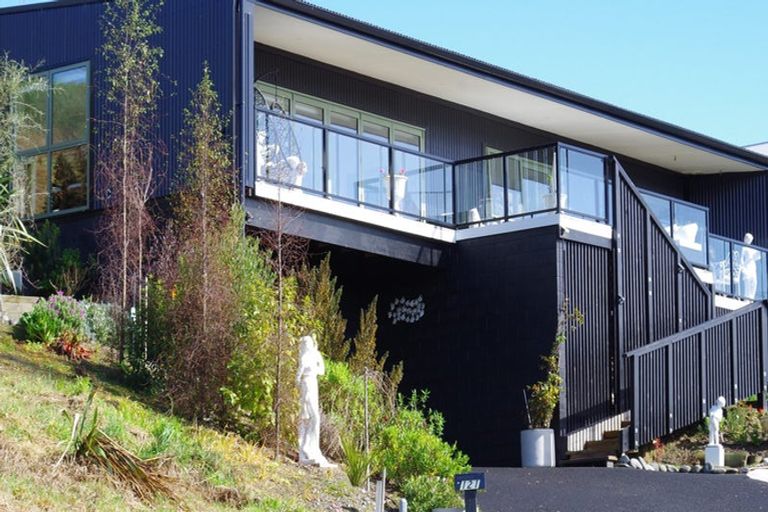 Photo of property in 121 Cashmere Drive, Fitzherbert, Palmerston North, 4410