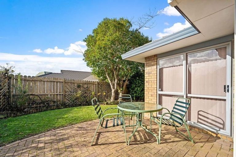 Photo of property in 32 Heversham Place, Glendene, Auckland, 0602