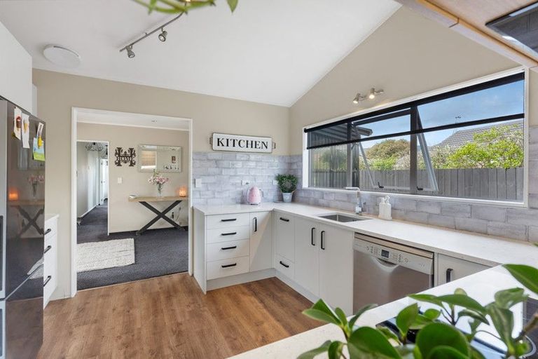 Photo of property in 21 Reeves Street, Waikanae Beach, Waikanae, 5036