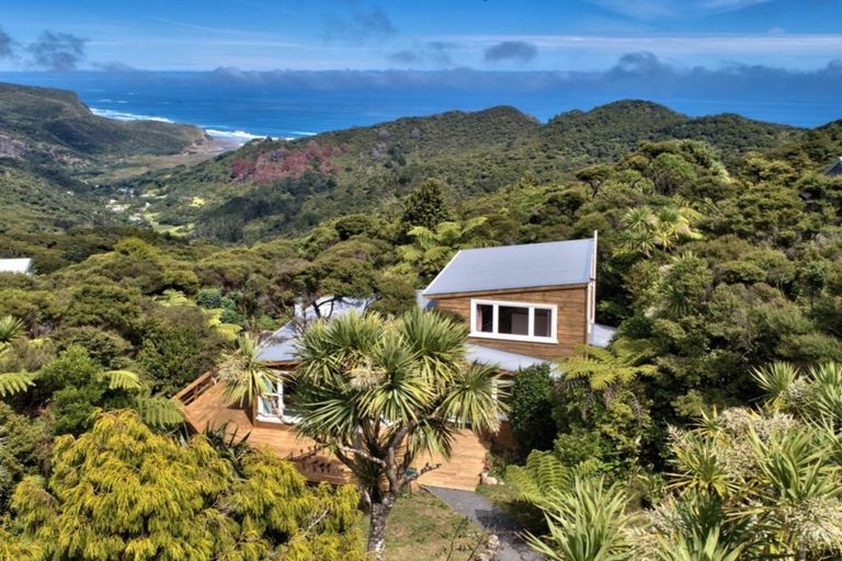 Photo of property in 193 Piha Road, Piha, New Lynn, 0772