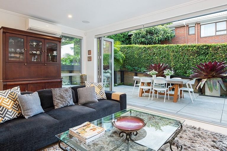 Photo of property in 3a Rossmore Terrace, Murrays Bay, Auckland, 0630