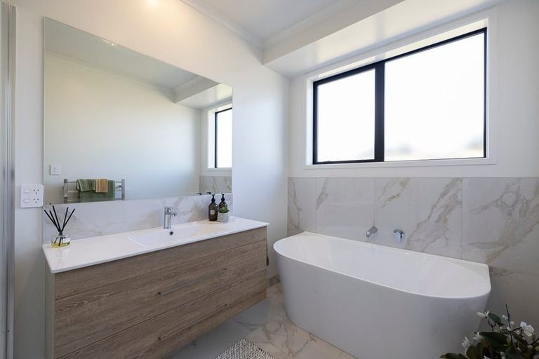 Photo of property in 32 Te Piriti Road, One Tree Point, 0118