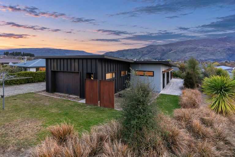 Photo of property in 20 Makomako Road, Wanaka, 9305