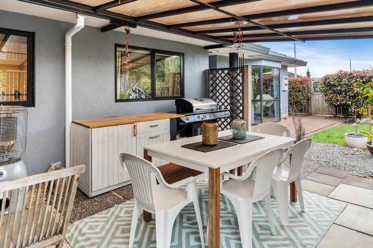 Photo of property in 21 Waterview Road West, Stanley Point, Auckland, 0624