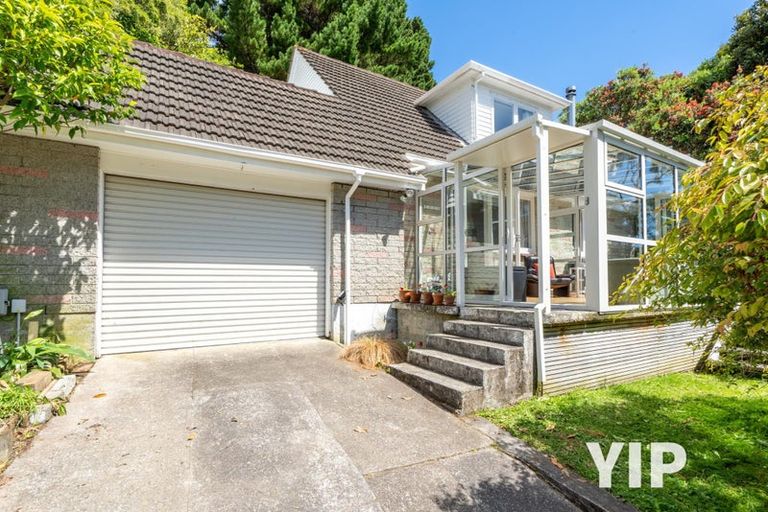 Photo of property in 74 Newlands Road, Newlands, Wellington, 6037