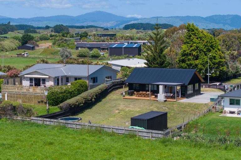 Photo of property in 7 Sand Dune Grove, Waikawa Beach, Manakau, 5573