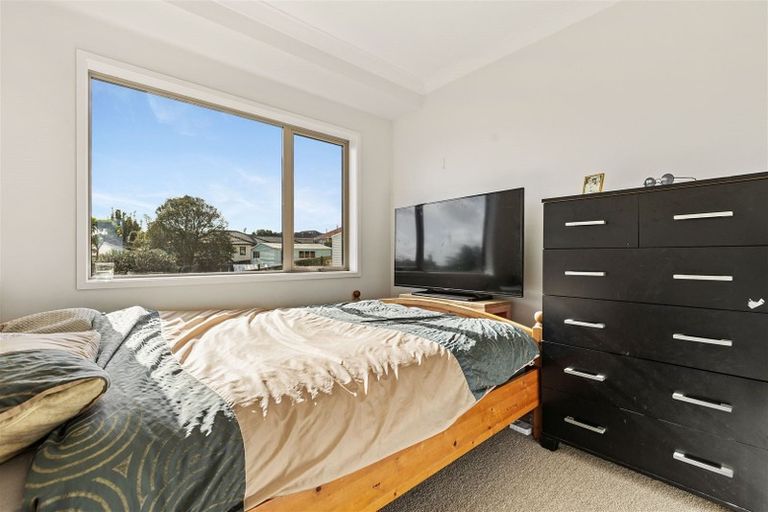 Photo of property in 27a Kirrie Avenue, Te Atatu South, Auckland, 0610