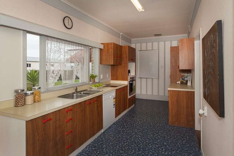 Photo of property in 35 Archibald Road, Kelston, Auckland, 0602