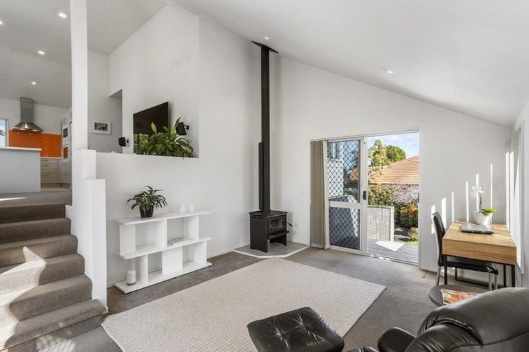 Photo of property in 2/132 East Coast Road, Forrest Hill, Auckland, 0620