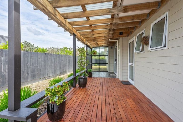Photo of property in 21 Reeves Street, Waikanae Beach, Waikanae, 5036
