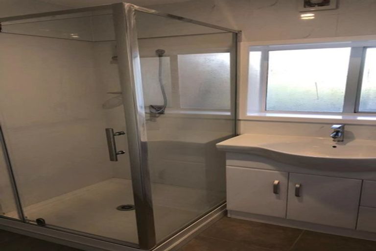 Photo of property in 1/127 Lynn Road, Bayview, Auckland, 0629