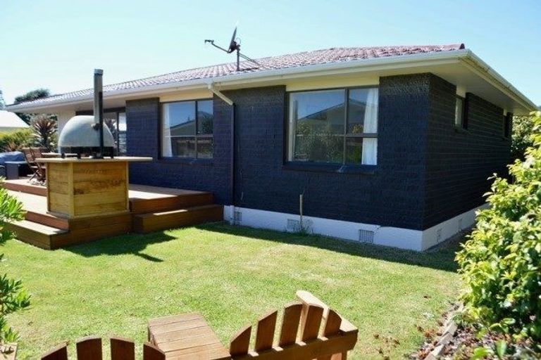 Photo of property in 11a Toi Street, Otaki Beach, Otaki, 5512