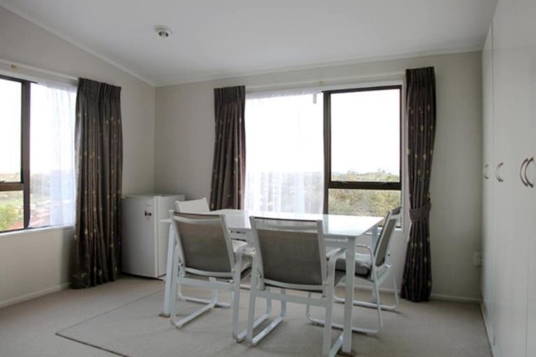 Photo of property in 17 Pitlochry Place, Highland Park, Auckland, 2010