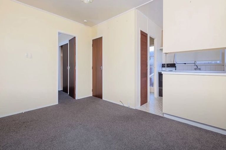 Photo of property in 2/10 Lambrown Drive, Totara Vale, Auckland, 0629