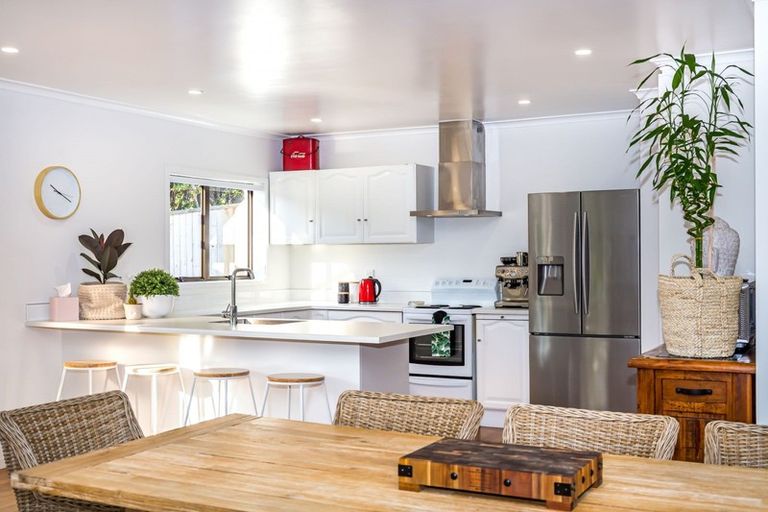 Photo of property in 3 Otanerua Road, Hatfields Beach, Orewa, 0931