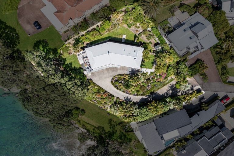 Photo of property in 33 Chelverton Terrace, Red Beach, 0932