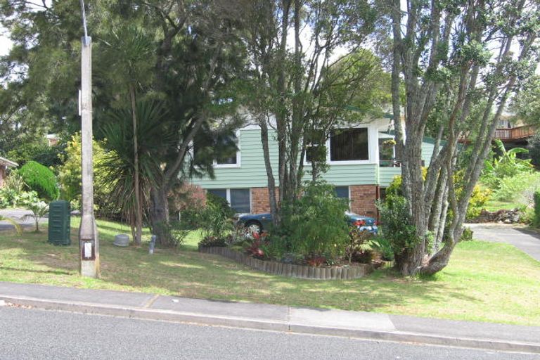 Photo of property in 8 Kathleen Street, Totara Vale, Auckland, 0627